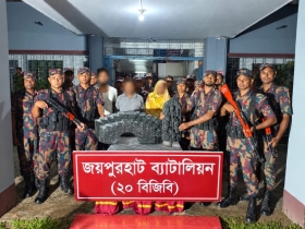 জয়পুরহাটে বিজিবি-পুলিশের যৌথ অভিযানে কষ্টিপাথরের মূর্তি উদ্ধার,
